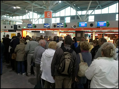 Turyci w oczekiwaniu na upragniony lot